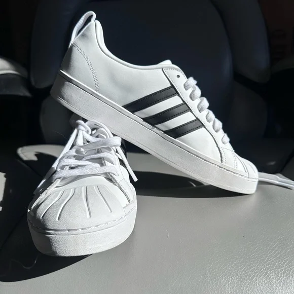 Like new Adidas shell toe shoe - Picture 1 of 5